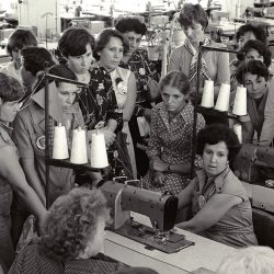 کارگران زن در کارخانه­‌ها