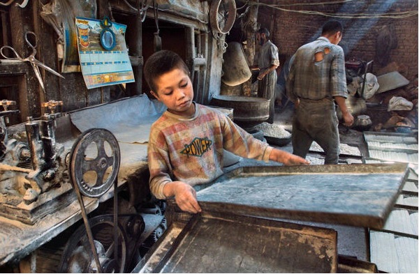 You are currently viewing کودکان رنج و کار (مقاله‌ای از سعید مدنی و یک گفتگو با وی دربارهٔ وضعیت کودکان کار در ایران)